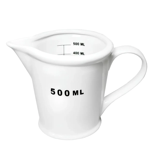 Biała ceramiczna miarka kuchenna 500 ml z czarnym napisem, wyprofilowaną wylewką, uchwytem i widoczną wewnętrzną podziałką
