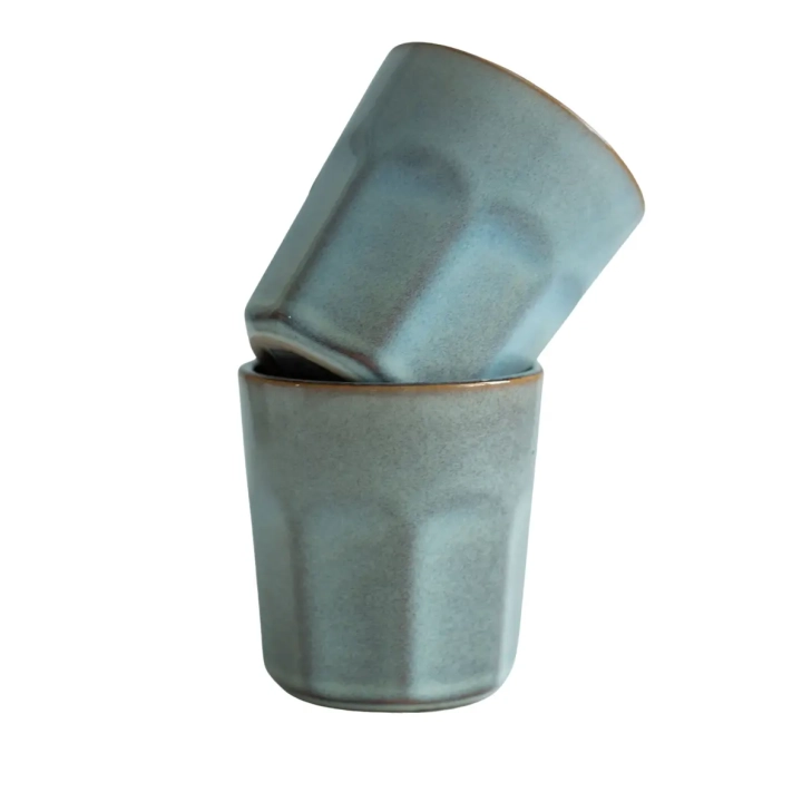 Niebiesko-szare ceramiczne kubki do espresso o pojemności 150 ml ułożone jeden na drugim
