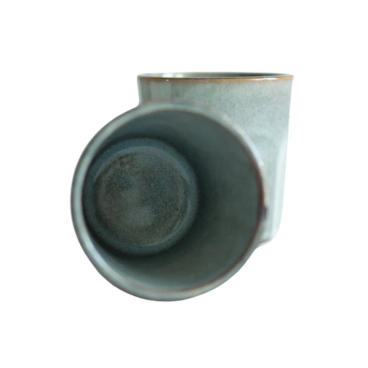 Dwa niebiesko-szare ceramiczne kubki do espresso 150 ml, z których jeden leży z widocznym wnętrzem i brązowym rantem