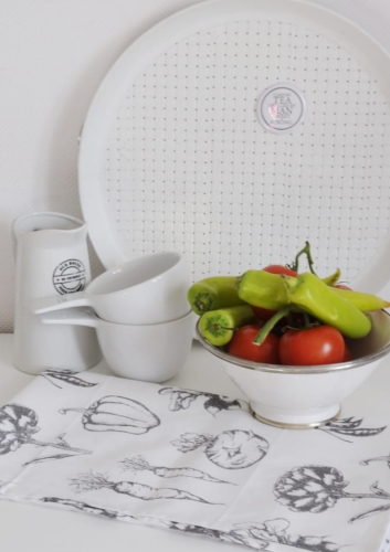 Ręcznik kuchenny z nadrukiem warzyw – elegancka ściereczka w szaro-białym kolorze