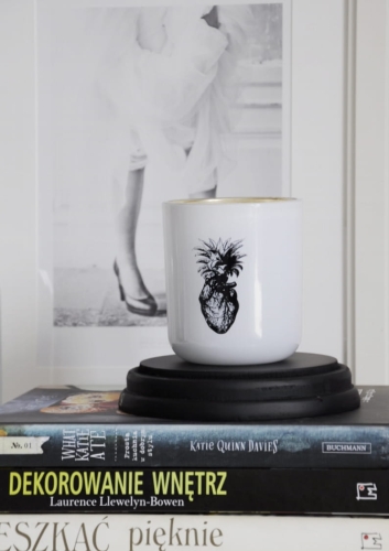 Świeca dekoracyjna w białym szklanym pojemniku