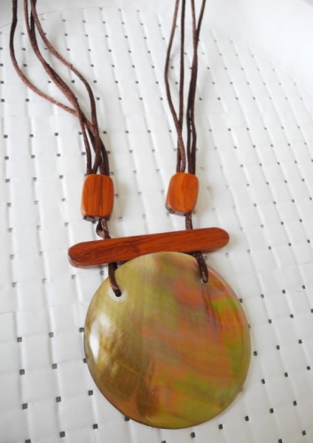 Naszyjnik z masy perłowej BROWN w odcieniach brązu – naturalna biżuteria handmade w stylu boho