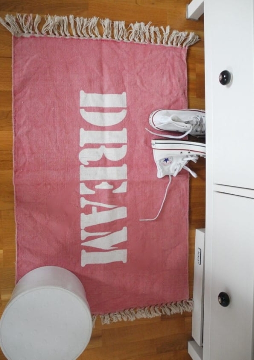 Różowy dywanik bawełniany z białym napisem DREAM i frędzlami