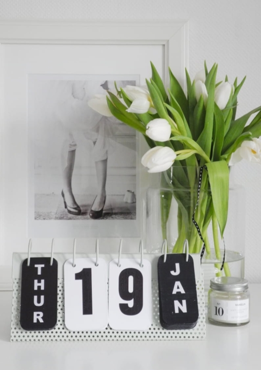 Kalendarz uniwersalny w kolorach czarnym i białym