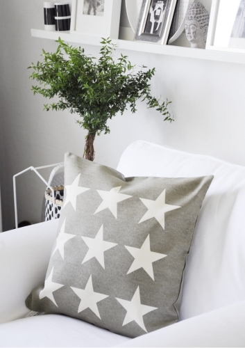 Poszewka beżowa w białe gwiazdki