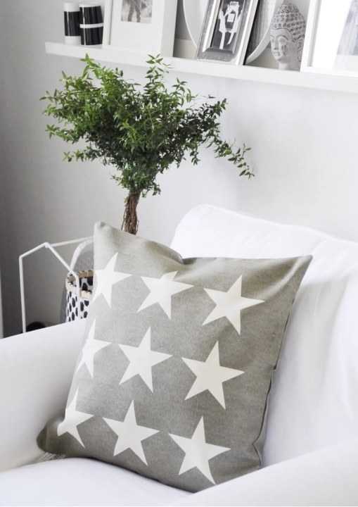 Poszewka beżowa w białe gwiazdki