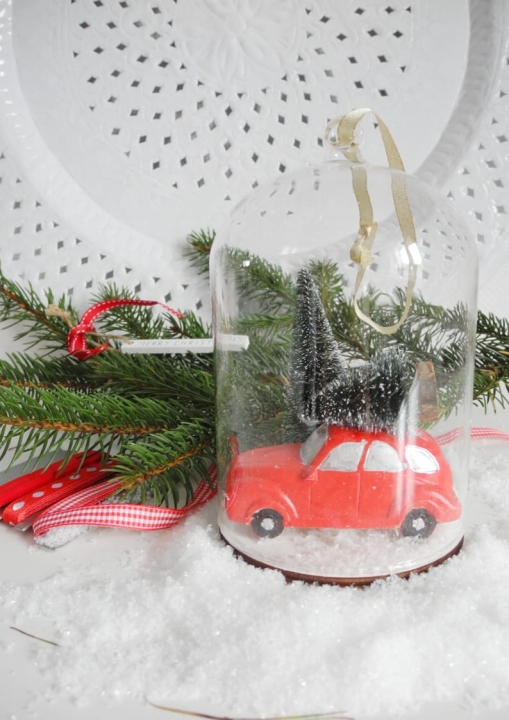 Ozdoba świąteczna z czerwonym autkiem w szklanym kloszu