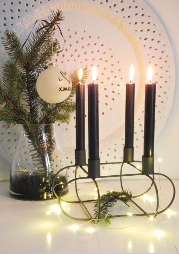 Świecznik z czarnego metalu na cztery świece