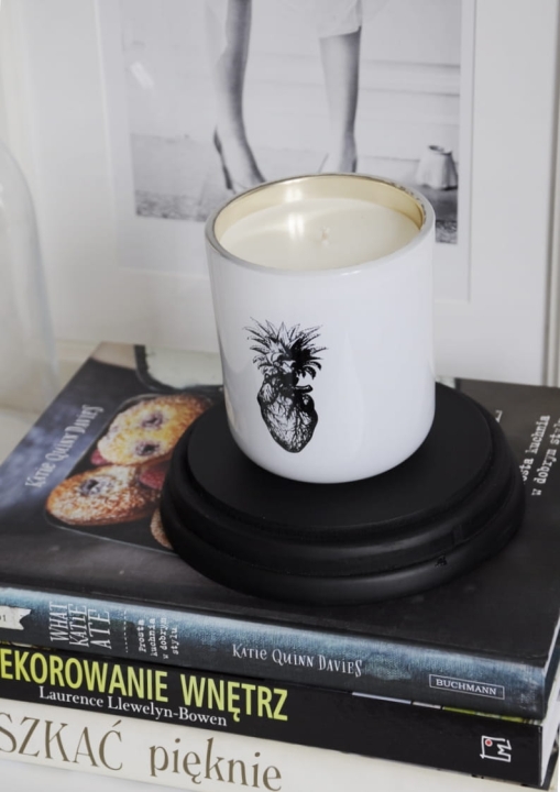 Świeca zapachowa w dekoracyjnym pojemniku