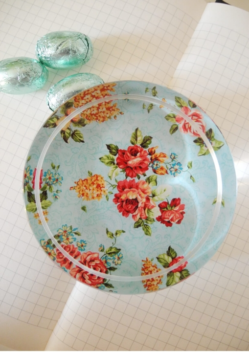 Szklany przycisk do papieru w kwiaty – elegancka dekoracja biurka i praktyczny dodatek biurowy.