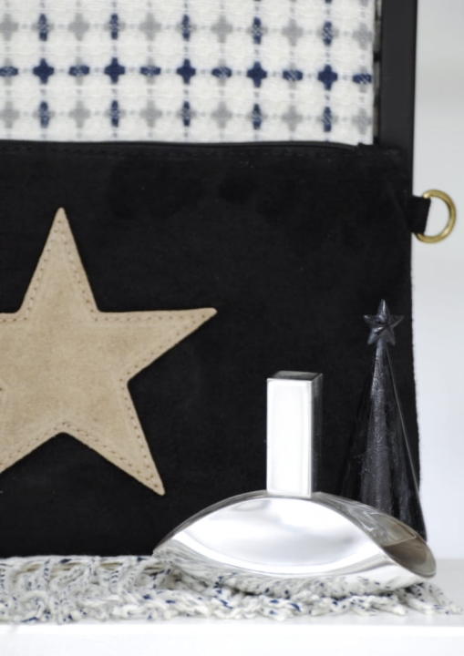 Czarna zamszowa kosmetyczka dla kobiety