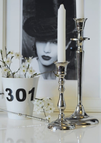 metalowy świecznik na jedną świecę klasyczna forma