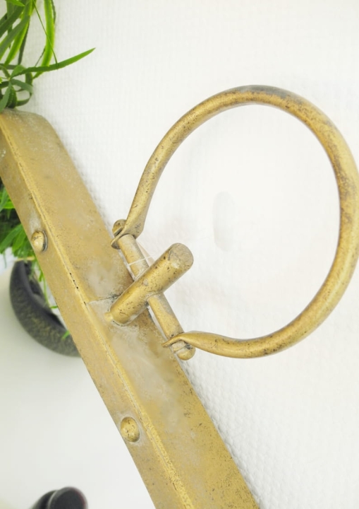 Złote lustro na ścianę