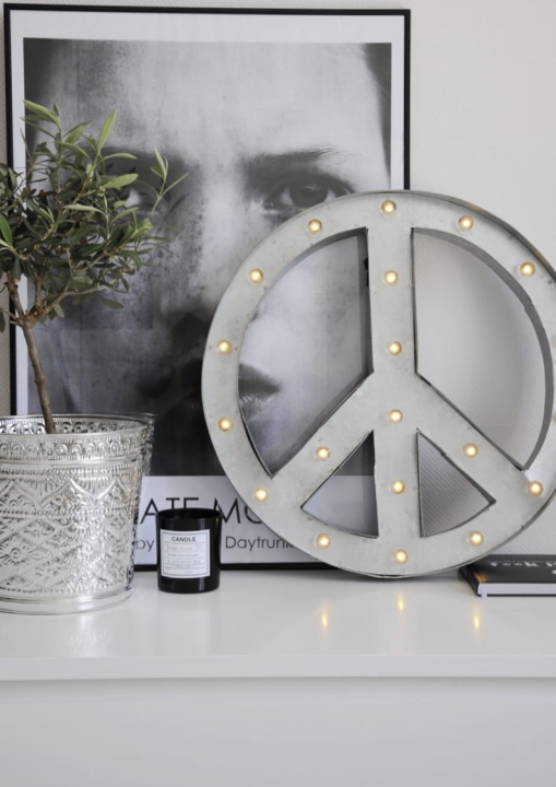 Metalowa ozdoba ścienna LED w kształcie znaku peace