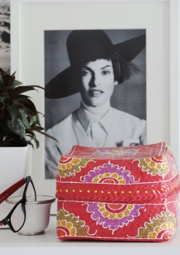 Czerwony koszyk malowana w orientalne wzory