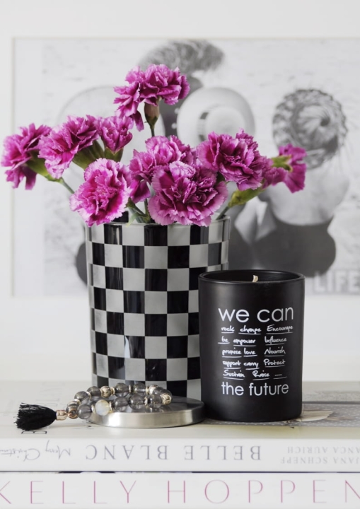 Świeca w ceramicznym czarnym pojemniku