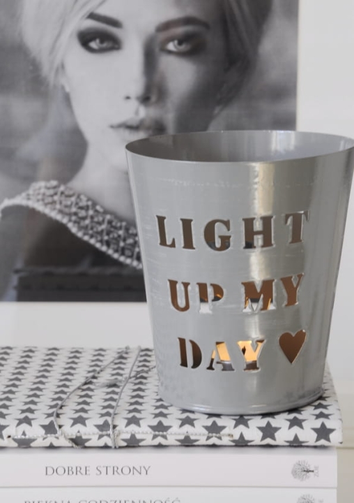 Romantyczna dekoracja – szary lampion metalowy z wycięciem na świeczkę