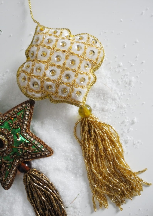 Świąteczna ozdoba naszywana koralikami i cekinami