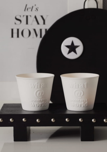 Dekoracyjny napis na matowym świeczniku z porcelany biskwitowej