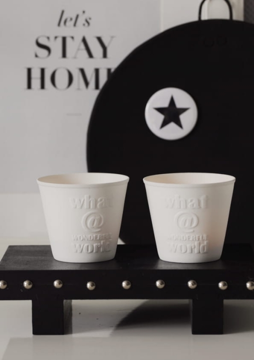 Dekoracyjny napis na matowym świeczniku z porcelany biskwitowej