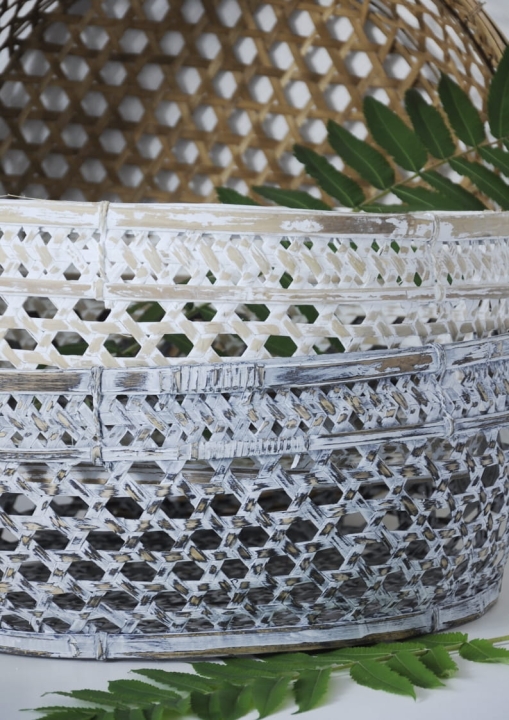 Dekoracyjny okragły kosz w kolorze białym