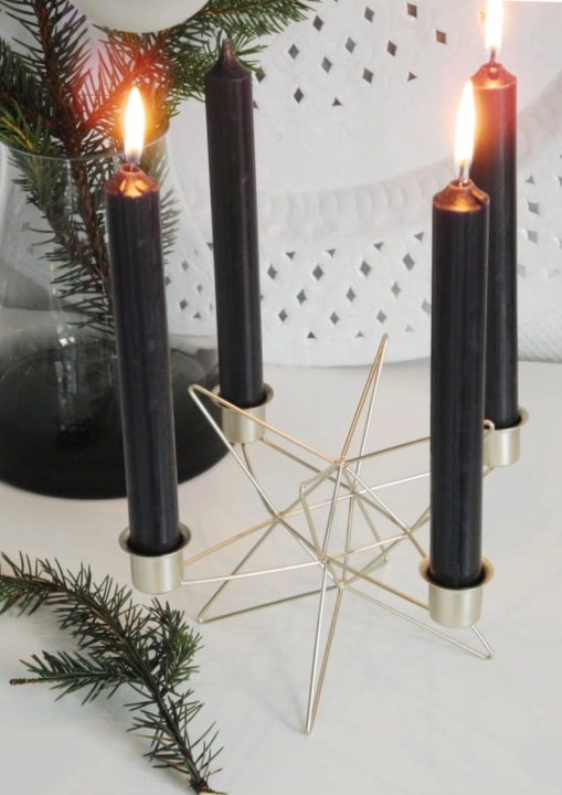 Metalowy świecznik w kształcie gwiazdy