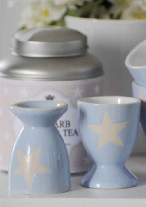 niebieski kieliszek na jajko z ceramiki – dekoracyjny dodatek do śniadania