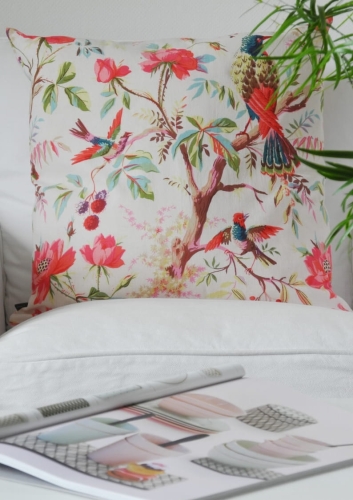 Dekoracyjna poduszka PARADISE 50x50 z bawełnianej tkaniny z kolorowym nadrukiem rajskich ptaków i egzotycznych kwiatów w stylu boho.