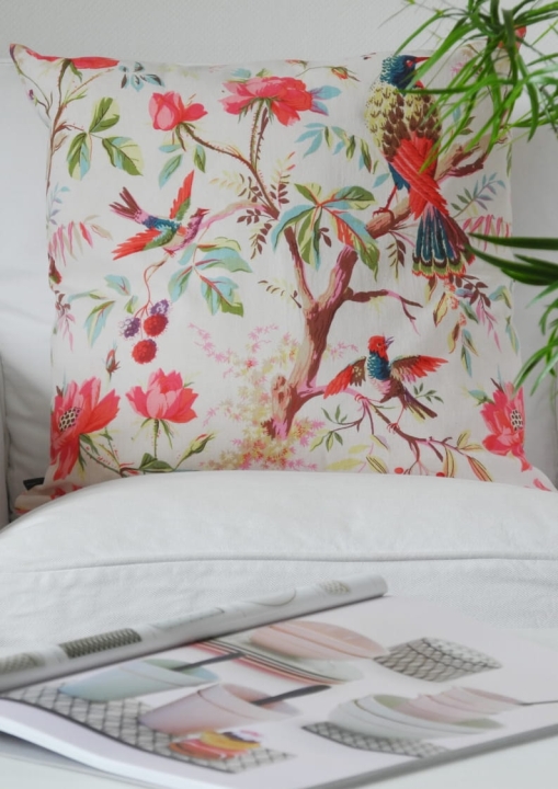 Dekoracyjna poduszka PARADISE 50x50 z bawełnianej tkaniny z kolorowym nadrukiem rajskich ptaków i egzotycznych kwiatów w stylu boho.