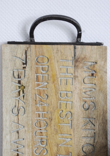 Dekoracyjna drewniana deska kauchenna z metalowymi uchwytami