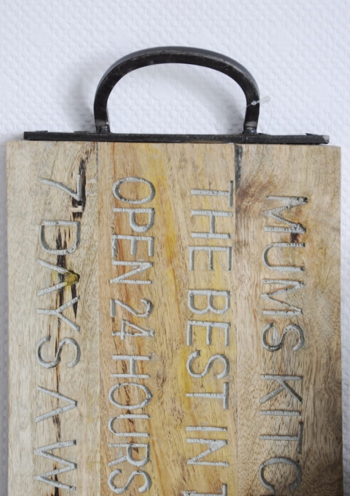 Dekoracyjna drewniana deska kauchenna z metalowymi uchwytami