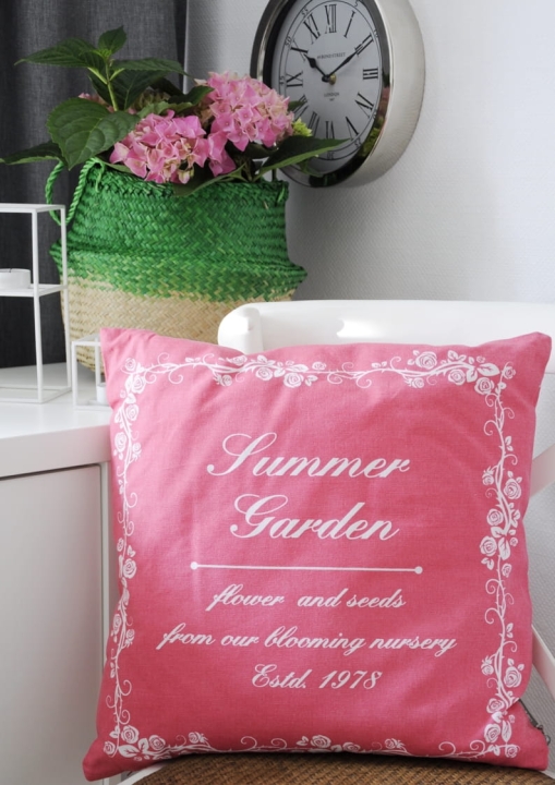 Różowa poduszka bawełniana 45x45 Summer Garden Fuchsia – intensywny kolor i naturalna tkanina od Kokonhome.