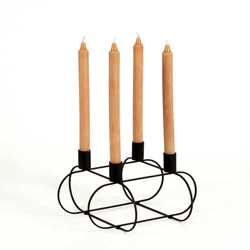 Czarny świecznik adwentowy w minimalistycznym stylu