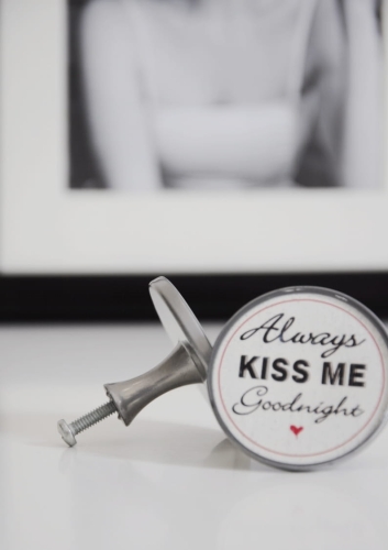 okrągła gałka meblowa z tekstem kiss me do szafek i szuflad