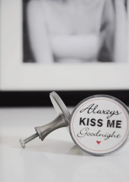 okrągła gałka meblowa z tekstem kiss me do szafek i szuflad