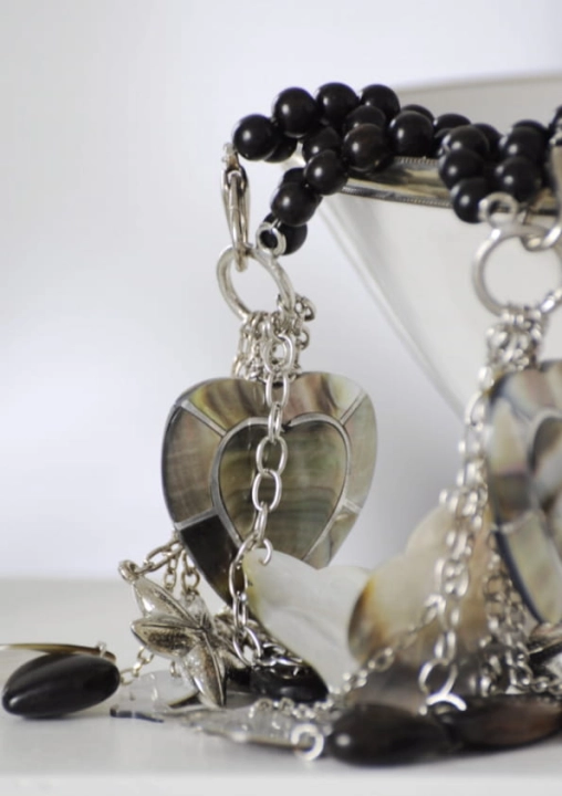 Naszyjnik DANGLING z przywieszkami – drewno, masa perłowa i metal w stylu boho
