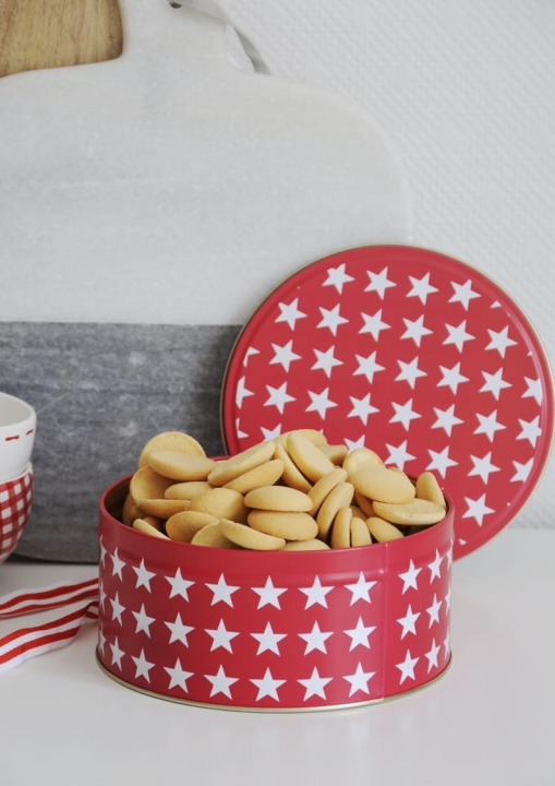 Okrągła puszka czerwona w białe gwiazdki