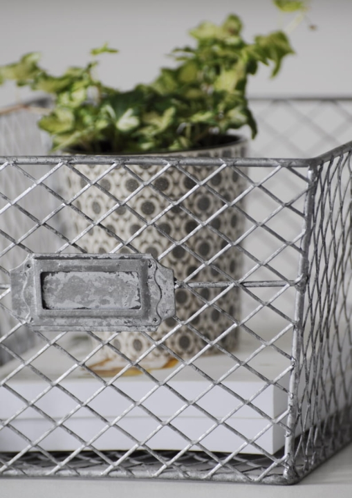 Metalowy szary pojemnik w industrialnym stylu