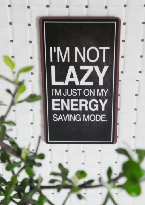 Czarny metalowy magnes na lodówkę z białym napisem I’m not lazy