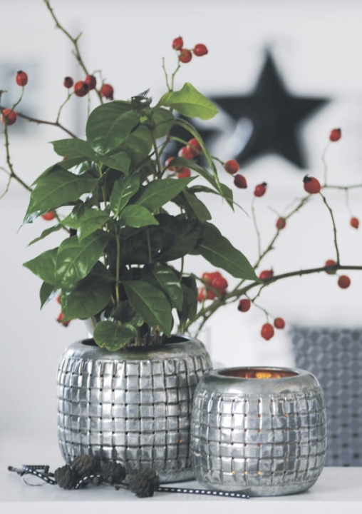 Lampion metalowy srebrny z ażurowym wzorem – świecznik lub osłonka