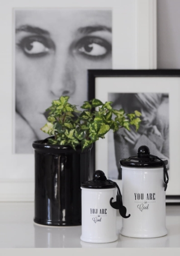 Świeca dekoracyjna w biało czarnych pojemnikach