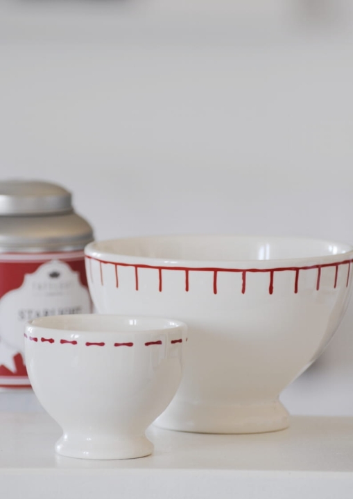 Białe miseczki z czerwonym wzorem