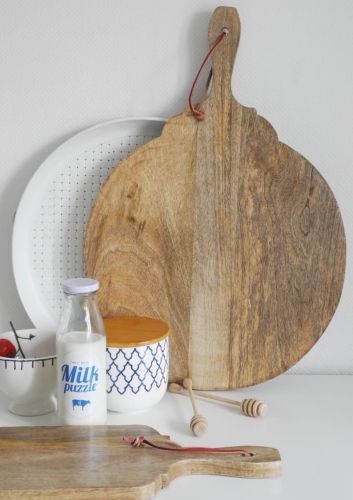 Deska kuchenna okrągła z drewna mango 40 cm na blacie kuchennym
