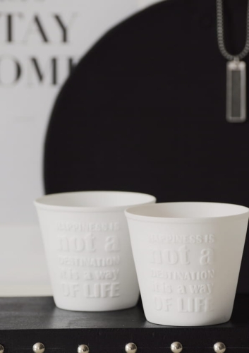 Matowa porcelana biskwitowa – detal lampionu z dekoracyjnym napisem