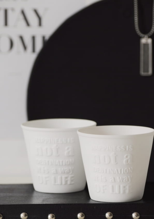 Matowa porcelana biskwitowa – detal lampionu z dekoracyjnym napisem