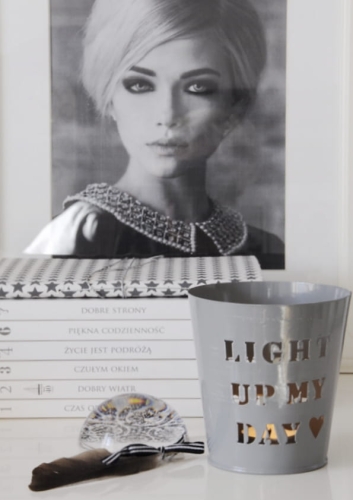 Szary metalowy lampion z wyciętym tekstem ANTIC GREY