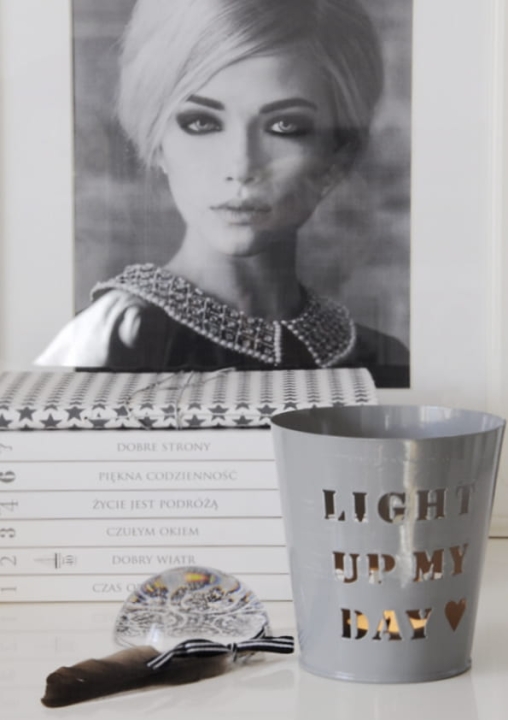 Szary metalowy lampion z wyciętym tekstem ANTIC GREY