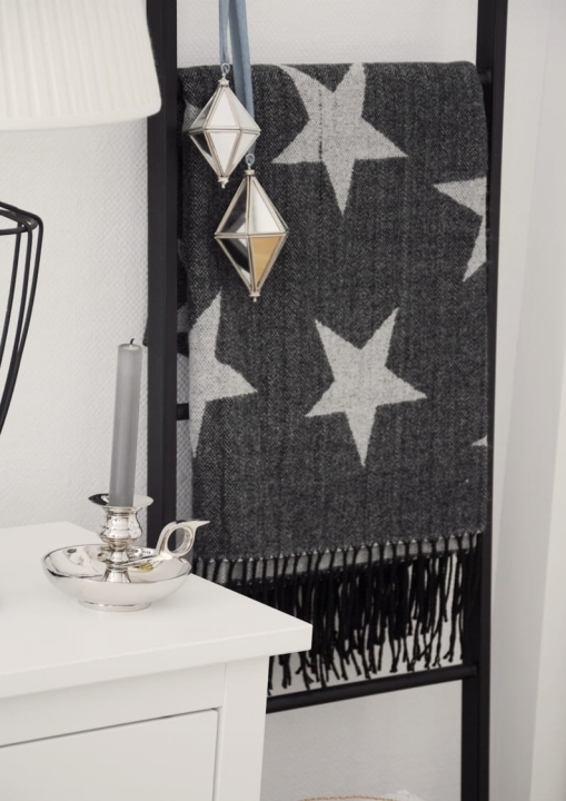 Koc w kolorze szarym