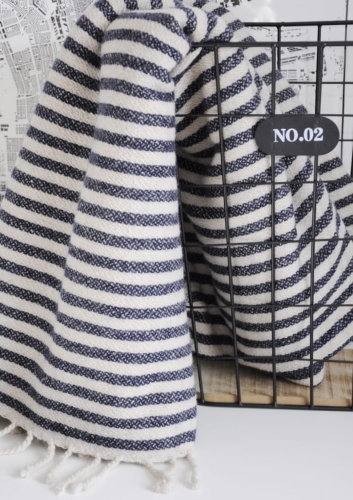 Koc w biało niebieskie paski