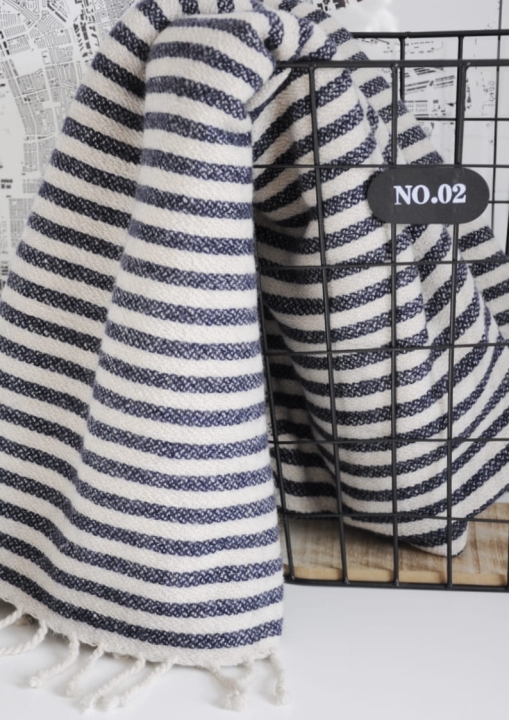 Koc w biało niebieskie paski